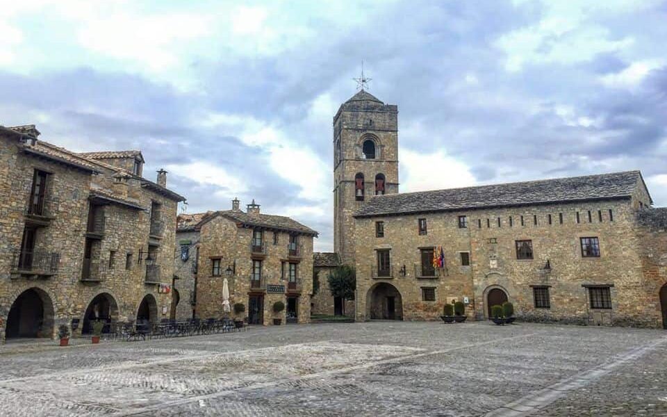 Casas completas y panorama de la villa medieval de Aínsa